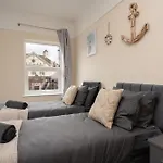 Large Cosy House - Free On Street Parking
