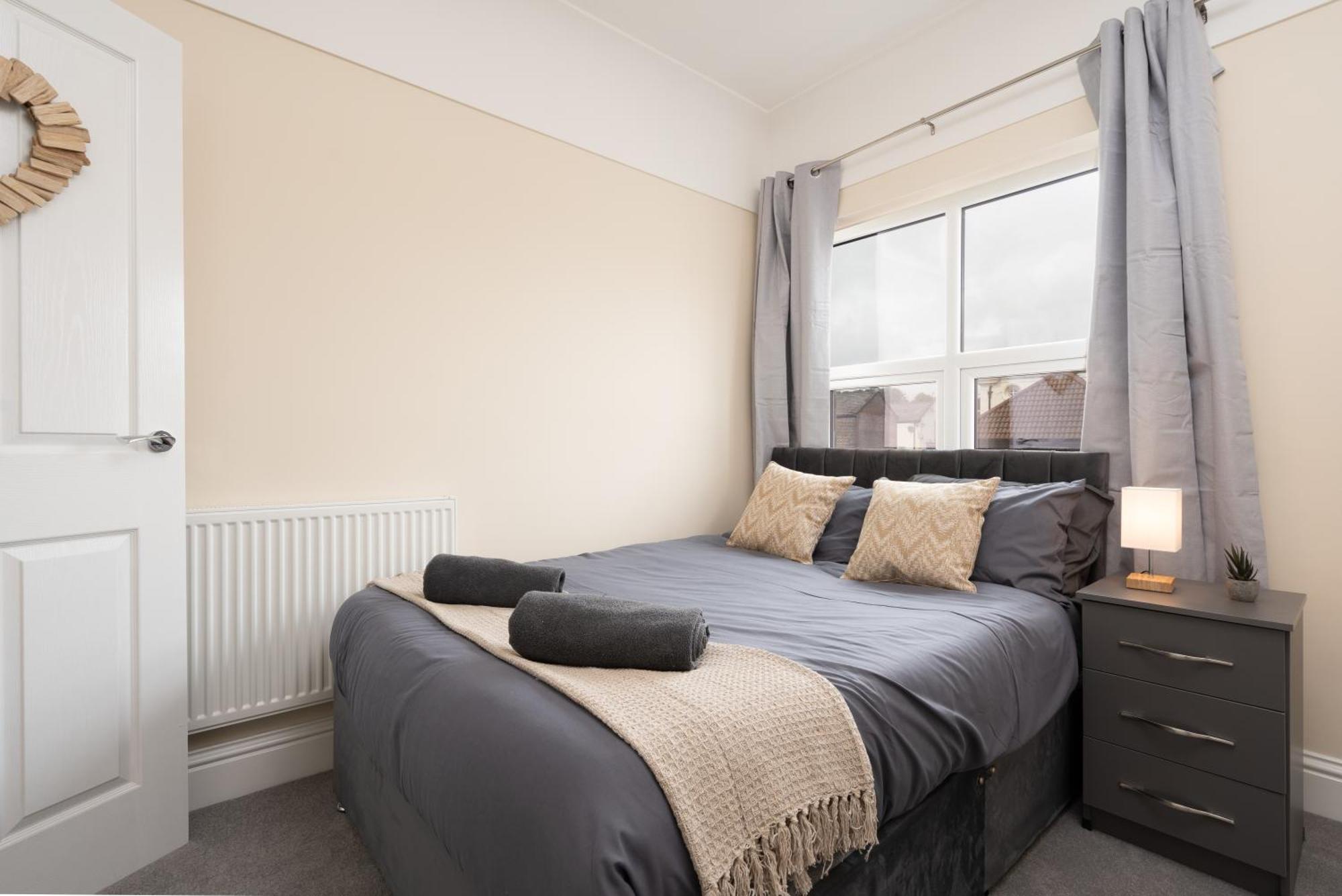 Large Cosy House - Free On Street Parking Holiday home *