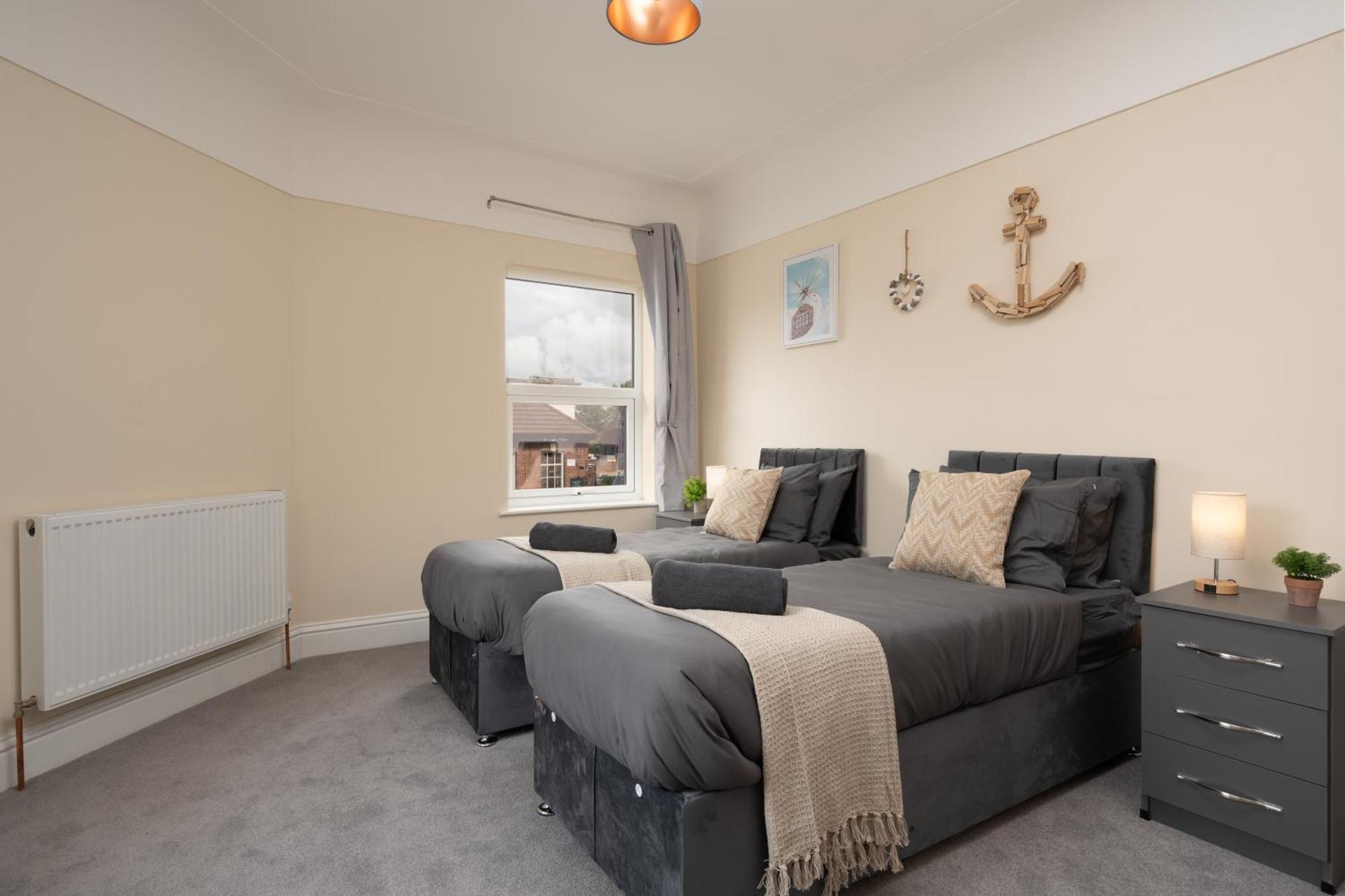 Large Cosy House - Free On Street Parking *