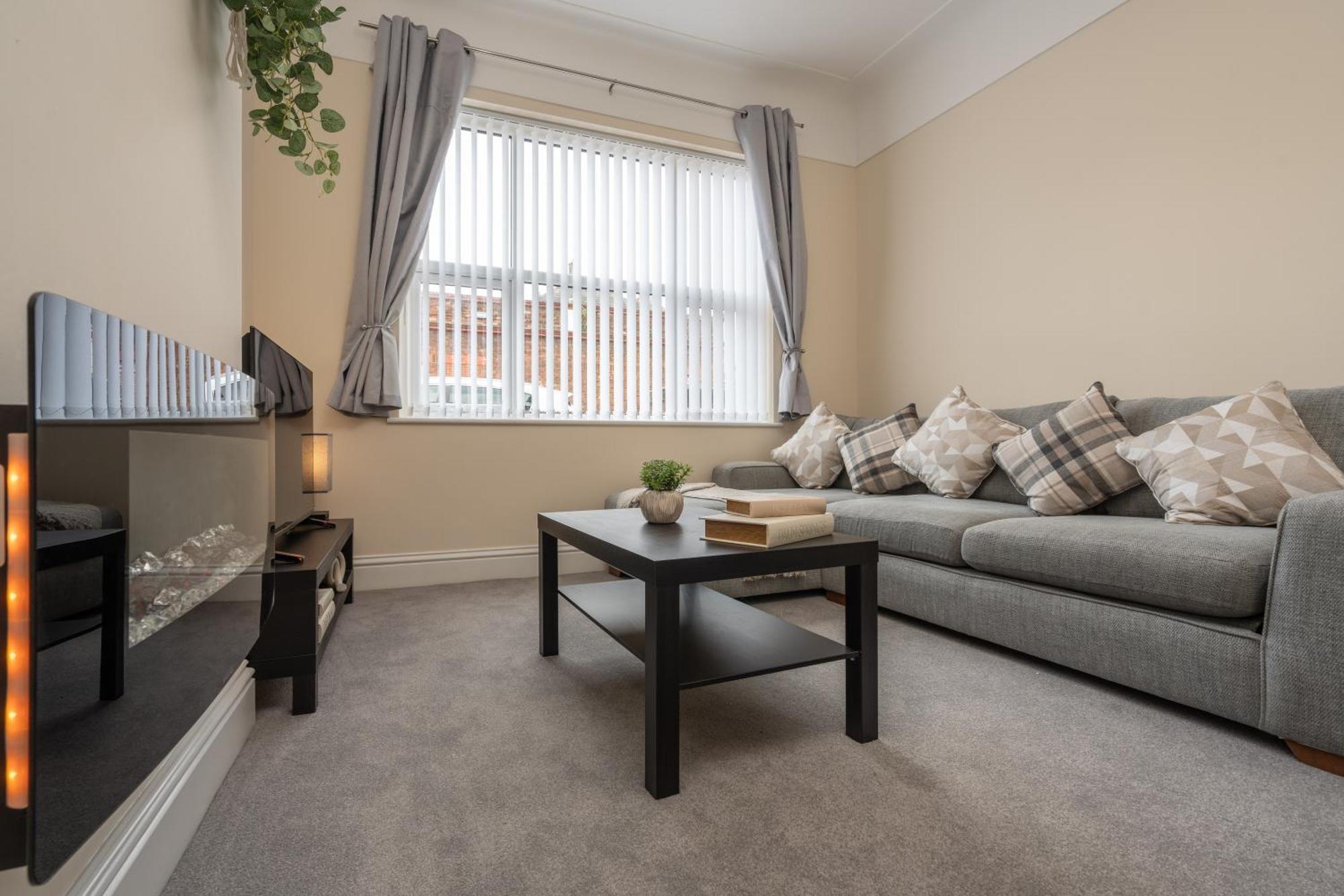 Large Cosy House - Free On Street Parking * Liverpool